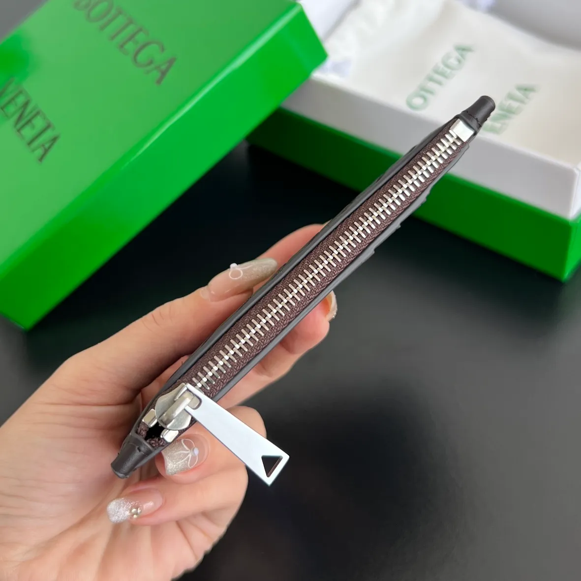 BV’s new 805827 vertical zipper card holder 🎈 The classic small woven work that I miss 0.7 is back. It’s really very design-friendly. The calfskin texture is high-end. It’s carefully designed with five card slots and a central compartment. You can also put cash in for daily use. You deserve to have such an thoughtful design. Size: 12*7*0.5 layers cm P540